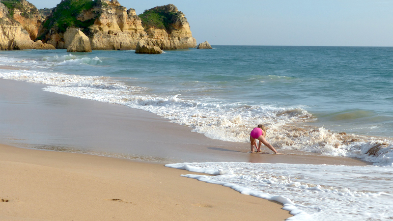 Torralta Praia dos Tres Irmaos Hermione joue dan les
              vaguess