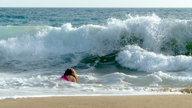 Torralta Praia dos Tres Irmaos Hermione joue dans les
              vagues