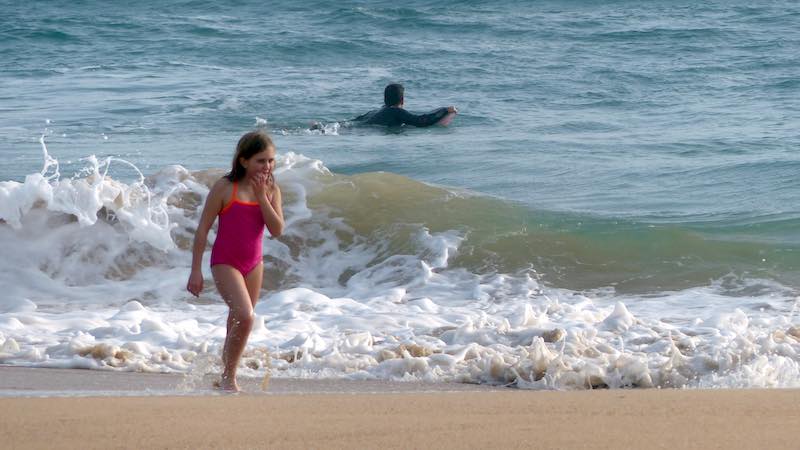 Torralta Praia dos Tres Irmaos Hermione sort de
              l'eau