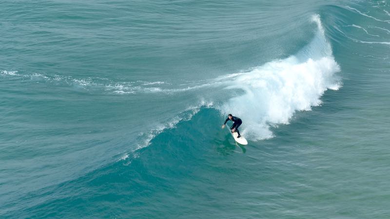 Ponta de Sagres : surfeur devant la Praia do Tonel