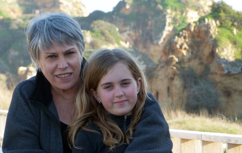 Monique-et-Hermione devant la
                    Praia-dos-Tres-Irmaos