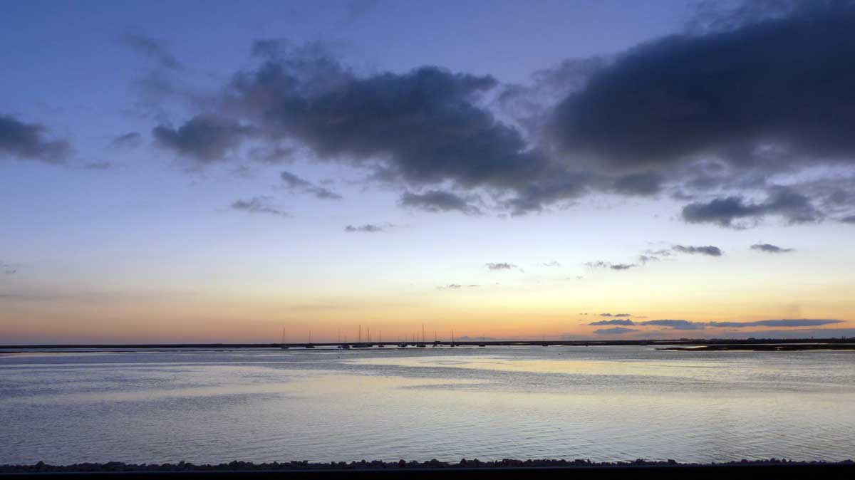 Faro-crepuscule-devant-la-ville
