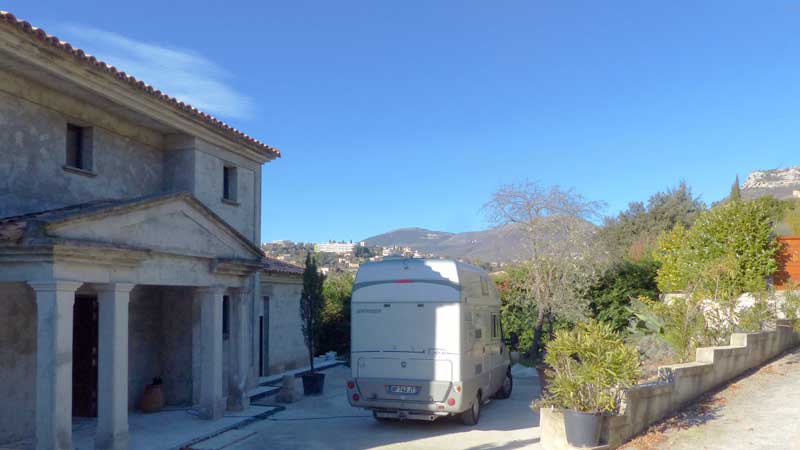 Vence-Exsis-dans-la-cour-d'Olivier.