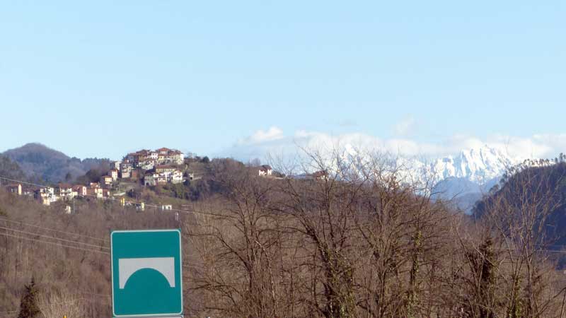 Sur l'Autoroute-A12,
                  village-perche-et-montagne-enneigee