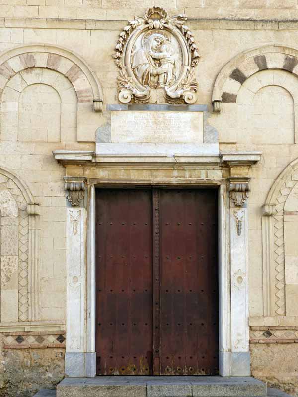 Tropea : porte latérale de la cathédrale
