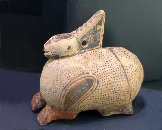 Ungentarium corinthien en forme de lièvre
                    accroupi 550-540 av. JC
