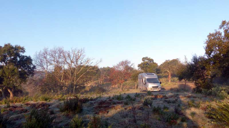 Bagnols-en-Foret : bivouac-sur un terre-plein