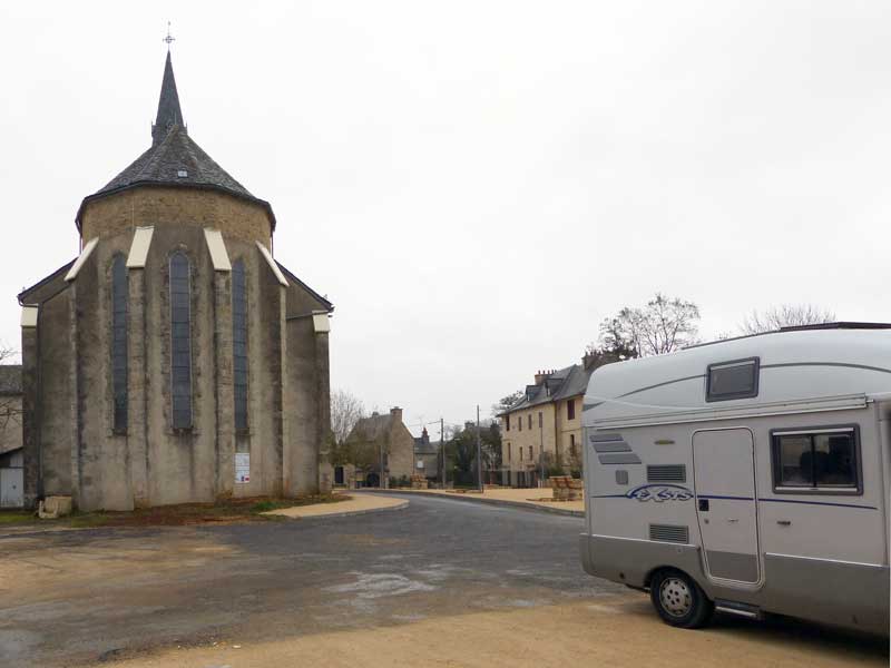 Nuces-bivouac-derriere-l'eglise