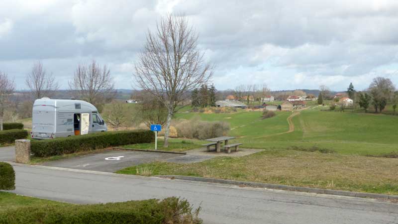 Piquenique-sur-une-aire-de-repos-de-la-N147