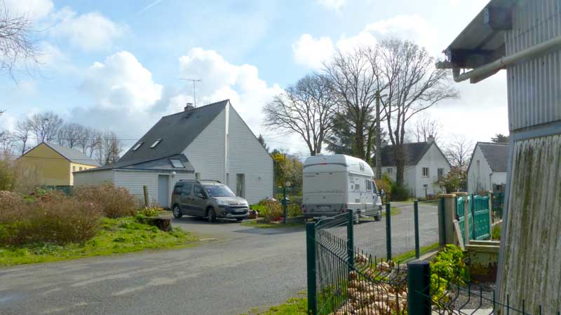 Bivouac devant la maison à Allaire