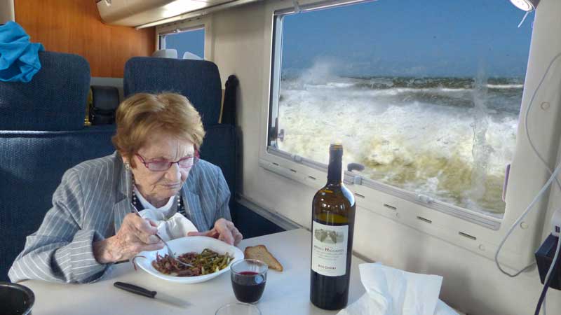 Ver-sur-Mer : Maman dejeune dans l'Exsis devant les
            vagues
