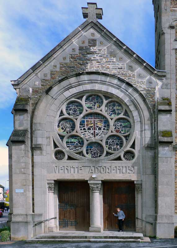 Pont-d'Ouilly-avec-Maman-facade-de-l'egise-Place-Dr-Roger-Cornu