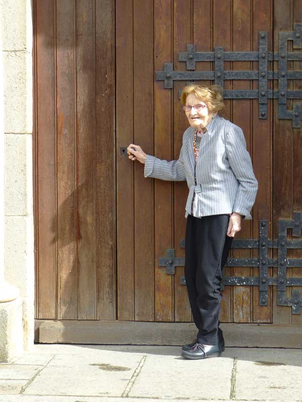 Pont-d'Ouilly-avec-Maman-a-la-porte-de-l'eglise