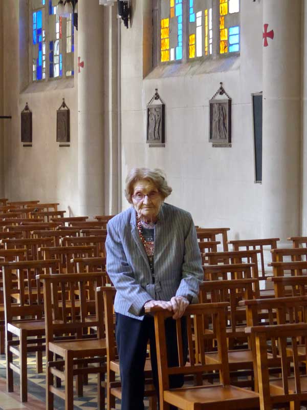 Pont-d'Ouilly : Maman dans l'église