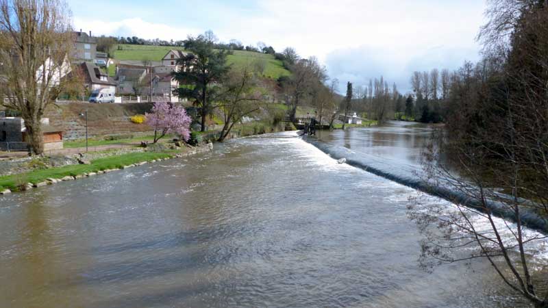 Pont-d'Ouilly-avec-Maman-le-barrage-depuis-le-pont