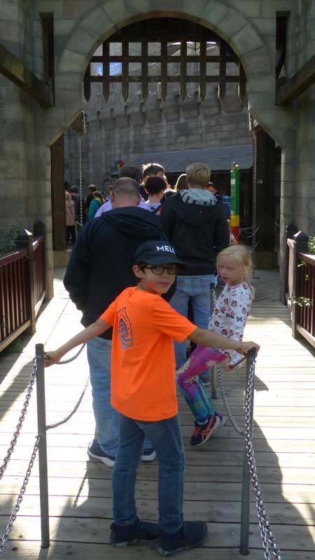 Legoland : Gabriel entre dans le Knight's
                  Kingdom