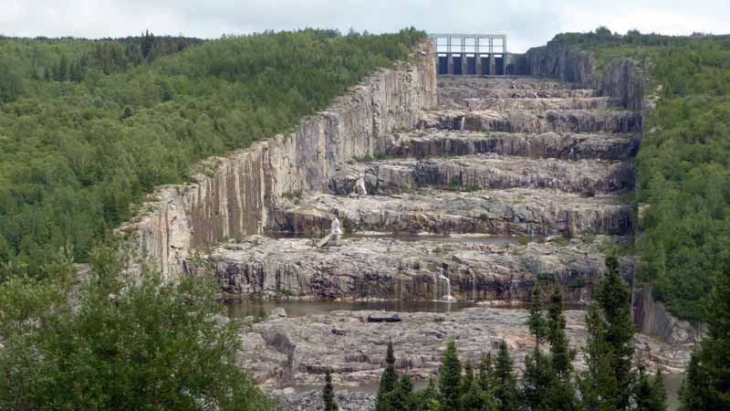 L'évacuateur
            de crue en « escalier de géant »
