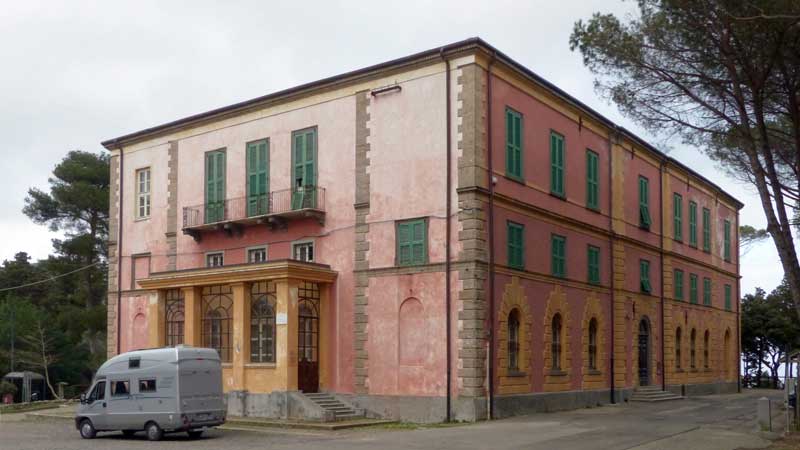Montevecchio: devant le Palais directorial