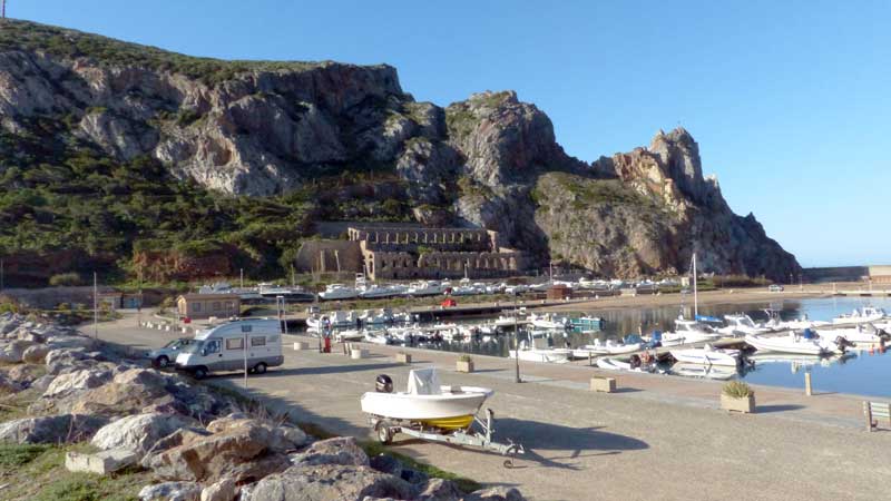 Mon bivouac au matin sur le port de Buggeru