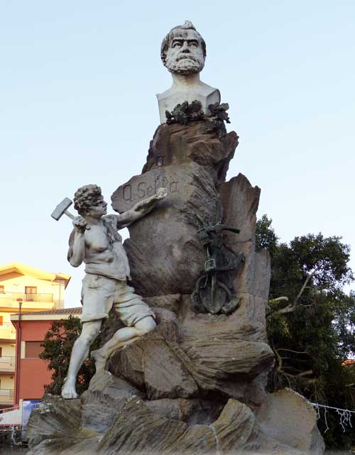 Piazza Quintino Sella : le monument au
                      ministre promoteur des mines