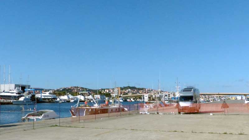 San-Antioco-bivouac-sur-le-quai-du-port-de-peche