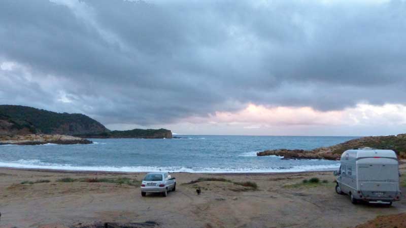 Bivouac au pied de la Torre de Chia sur la plage