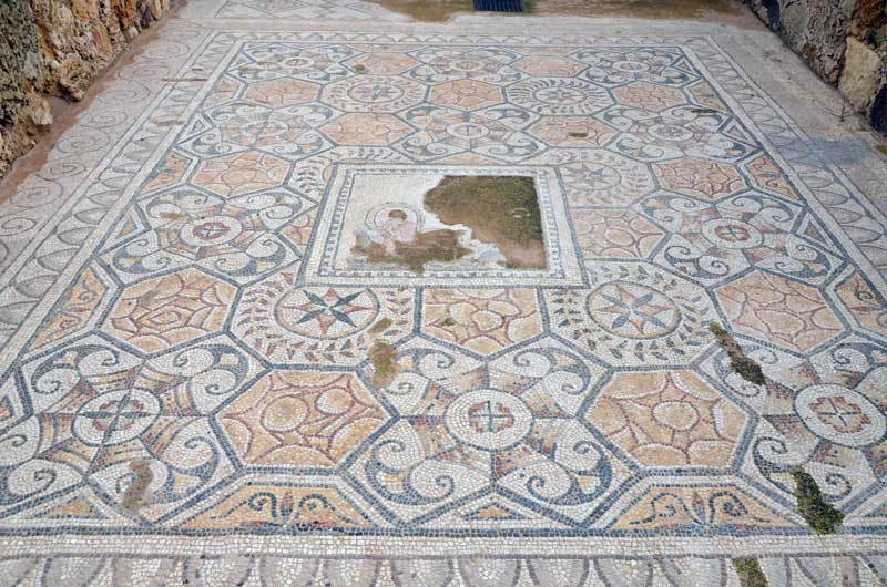 maison-avec-atrium-aux-4-colonnes-mosaique-Nereide-et-le-Centaure-marin