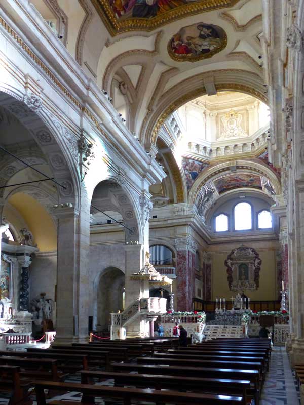 Cagliar : nef de la cathedrale di Santa-Maria