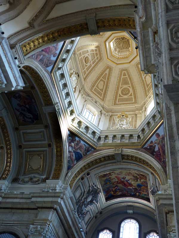 Cagliari : dôme de la cathedrale di
                      Santa-Maria