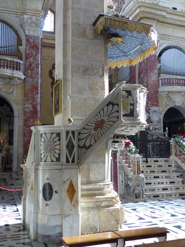 Escaier de la chaire de la cathédrale di Santa
                  Maria de Cagliari