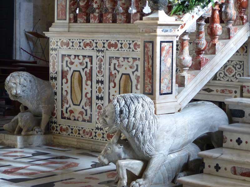 Lion pissan au pied de l'autel de la cathédrale di
            Santa Maria