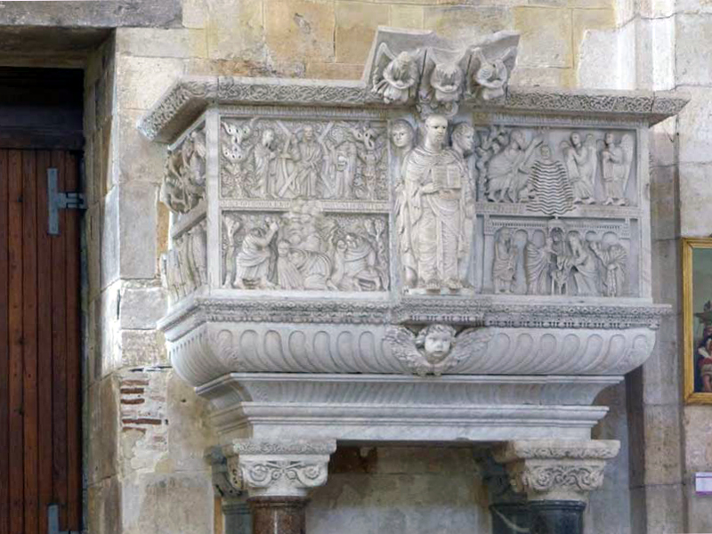 Chaire pisane droite de la cathédrale di Santa Maria