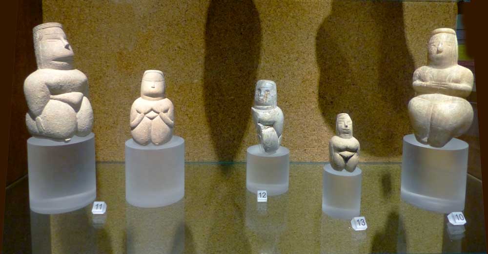 Museo-Archeologico-Nazionale de Cagliari : déesses
            mères néolithiques