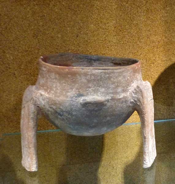 Vase tripode, culture d'Ozieri