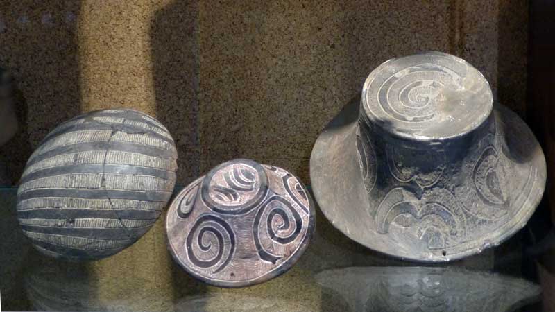 Bol en forme de couvercle arrondi et
                        récipient panier décoré de motifs géométrique
                        Culture d'Ozieri, grotte San Michele, Ozieri).
                        Fin Néolithique