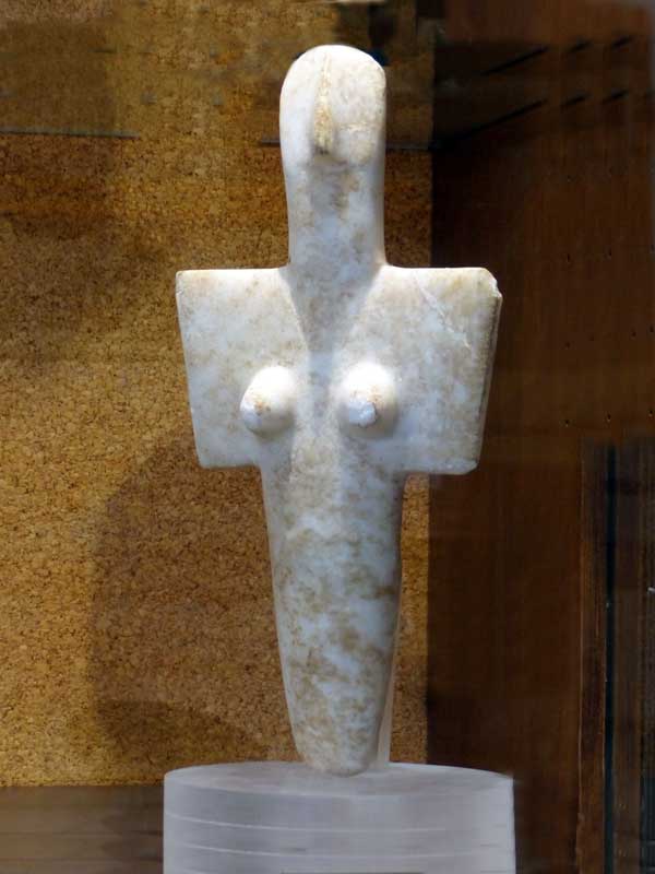 Statuette en marbre d'une déesse, de forme
                        géométrique cruciforme et de grande taille
                        (Turriga, Senorbi