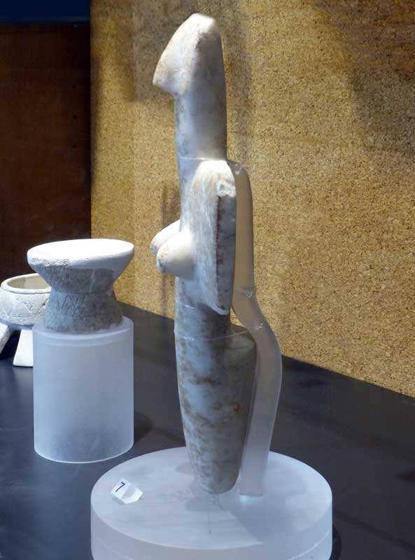 Statuette en marbre d'une déesse, de forme
                        géométrique cruciforme et de grande taille
                        (Turriga, Senorbi