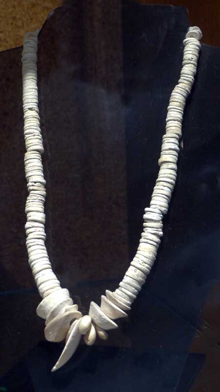Collier en coquillages (début de l'Âge du
                      Bronze)