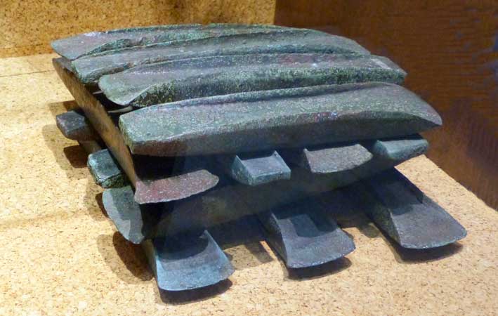 Haches en bronze à bords relevés (Âge du
                      Bronze Moyen, Iscalas)