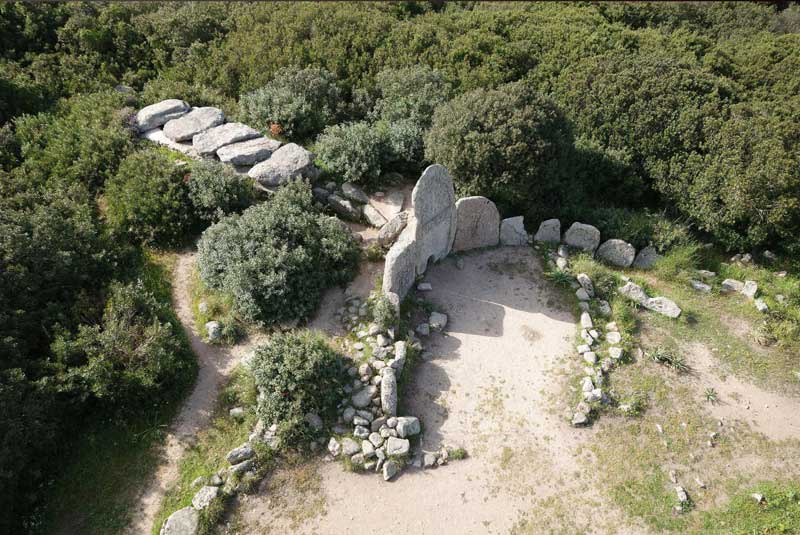 Tomba-dei-Giganti de Sena e Thomes (Dorgali)
                1800-1600 av. JC