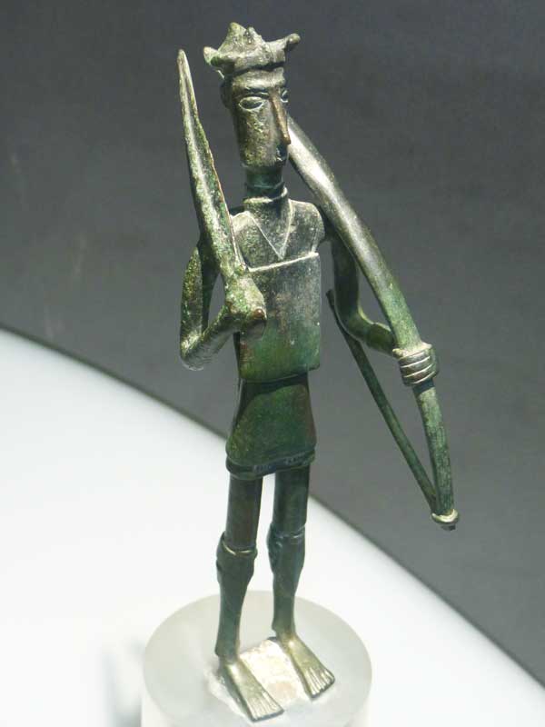 Guerrier avec épée et arc