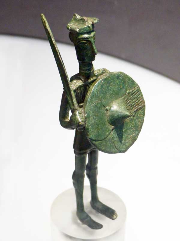 Guerrier avec casque, épée et bouclier
