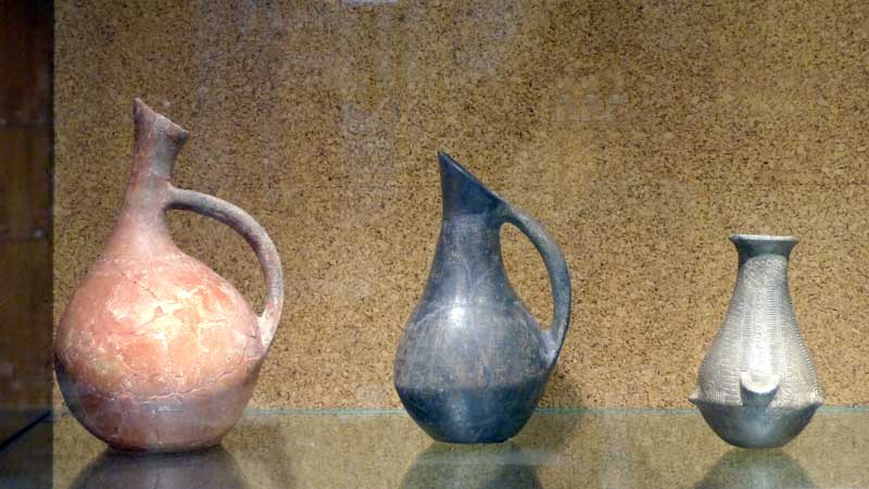 Jarres-ascoides-&-recipient-en-forme-de-poire-avec-deco-geometrique-Debut-Age-du-Fer.