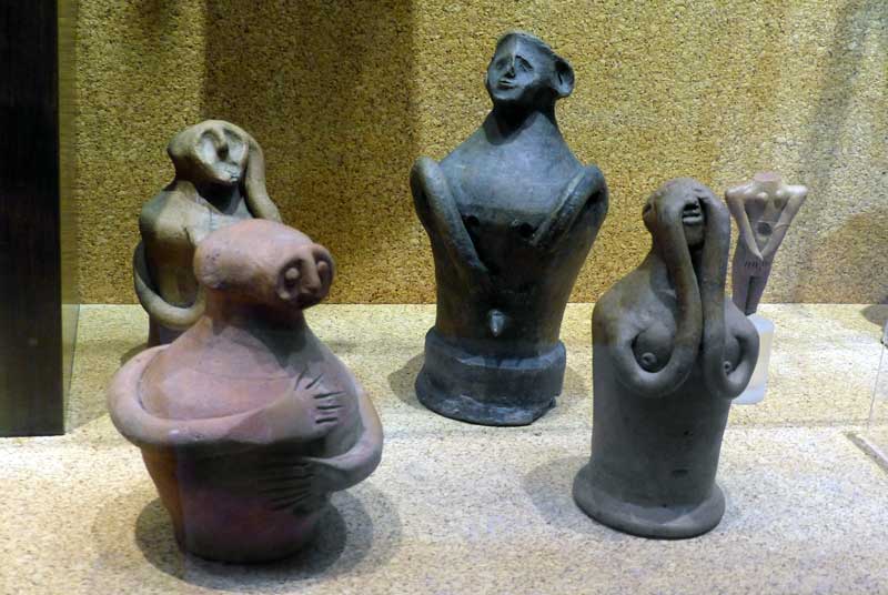 Statuettes votives en argile (ère punique
                  (3ème-1er-s.-av. J-C)