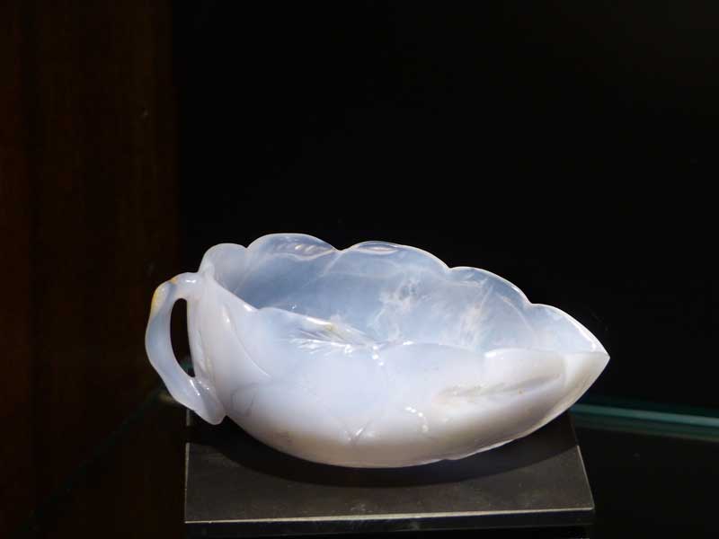 Coupe en calcédoine en forme de feuille (déb.
                  ère impériale romaine)