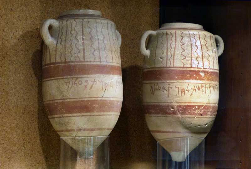 Amphores peintes avec inscriptions en punique