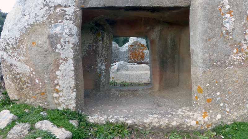 Pranu-Mutteddu-Tombe-II-pavillon-d_entree-et-tombe-alignes