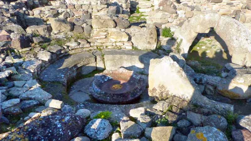 Su-Nuraxi : bassin et banc circulaire dan
                        l'oratoire