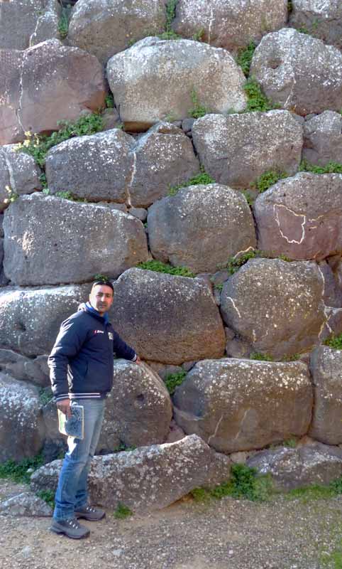 Su-Nuraxi: murs-de-base-en-blocs
