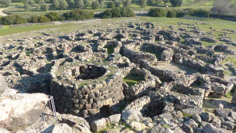 Su-Nuraxi-tour-avancee-et-village-depuis-le-donjon